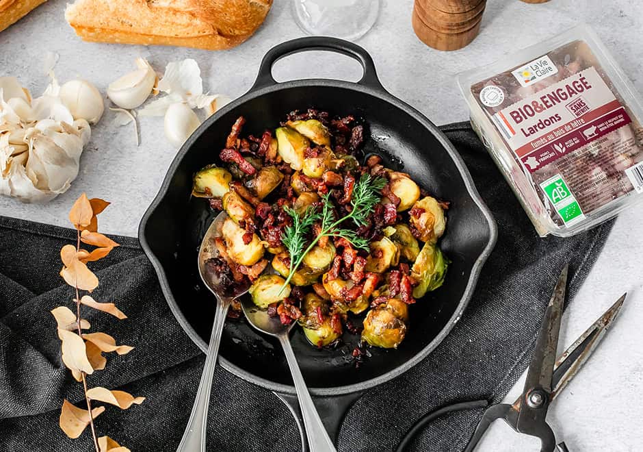 Choux de Bruxelles dorés et lardons servis dans une poêle