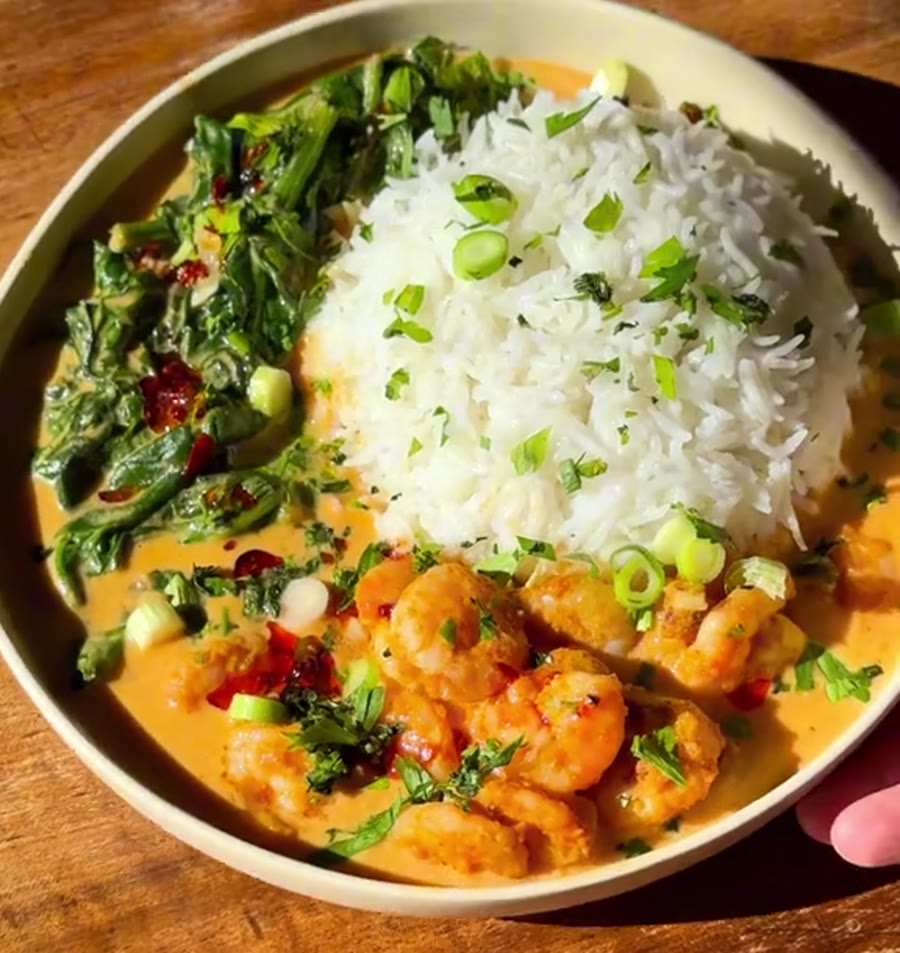 Bol de riz thaï, crevettes dans une sauce curry coco et épinards