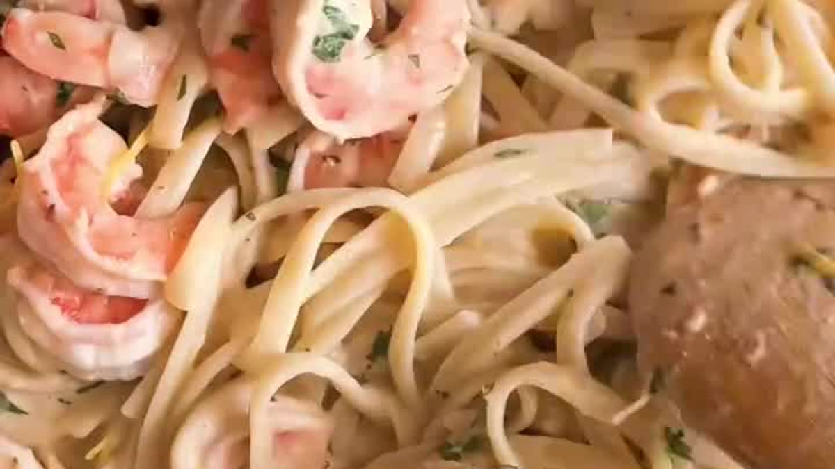 Linguine crémeuses au citron avec des crevettes roses et du persil frais