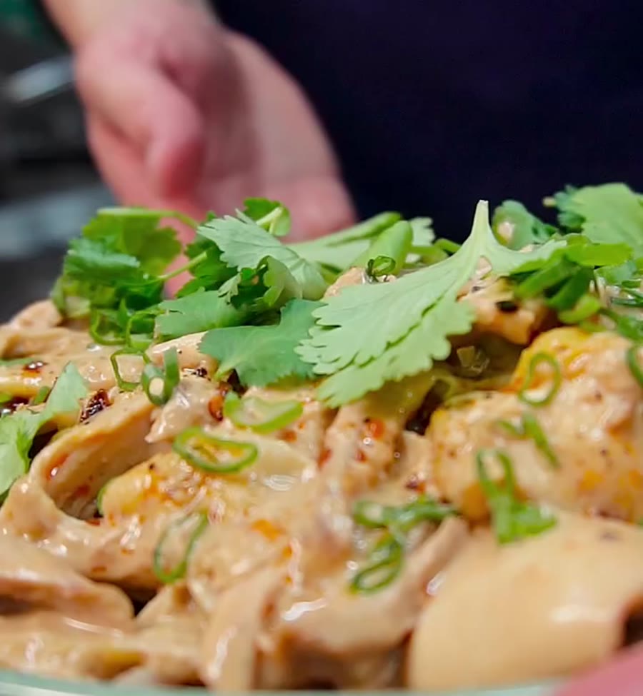 Poulet effiloché nappé de sauce au sésame, herbes fraîches et concombre