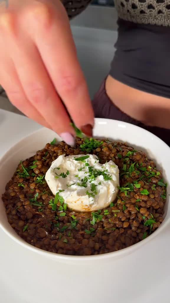 Lentilles fondantes aux oignons caramélisés, garnies d’une burrata et de persil frais
