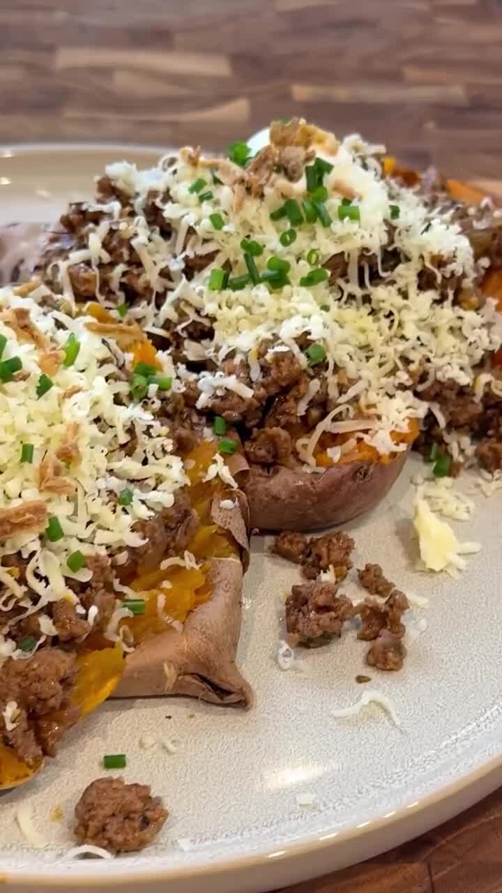 Patates douces ouvertes et garnies de bœuf haché, de cheddar et de ciboulette
