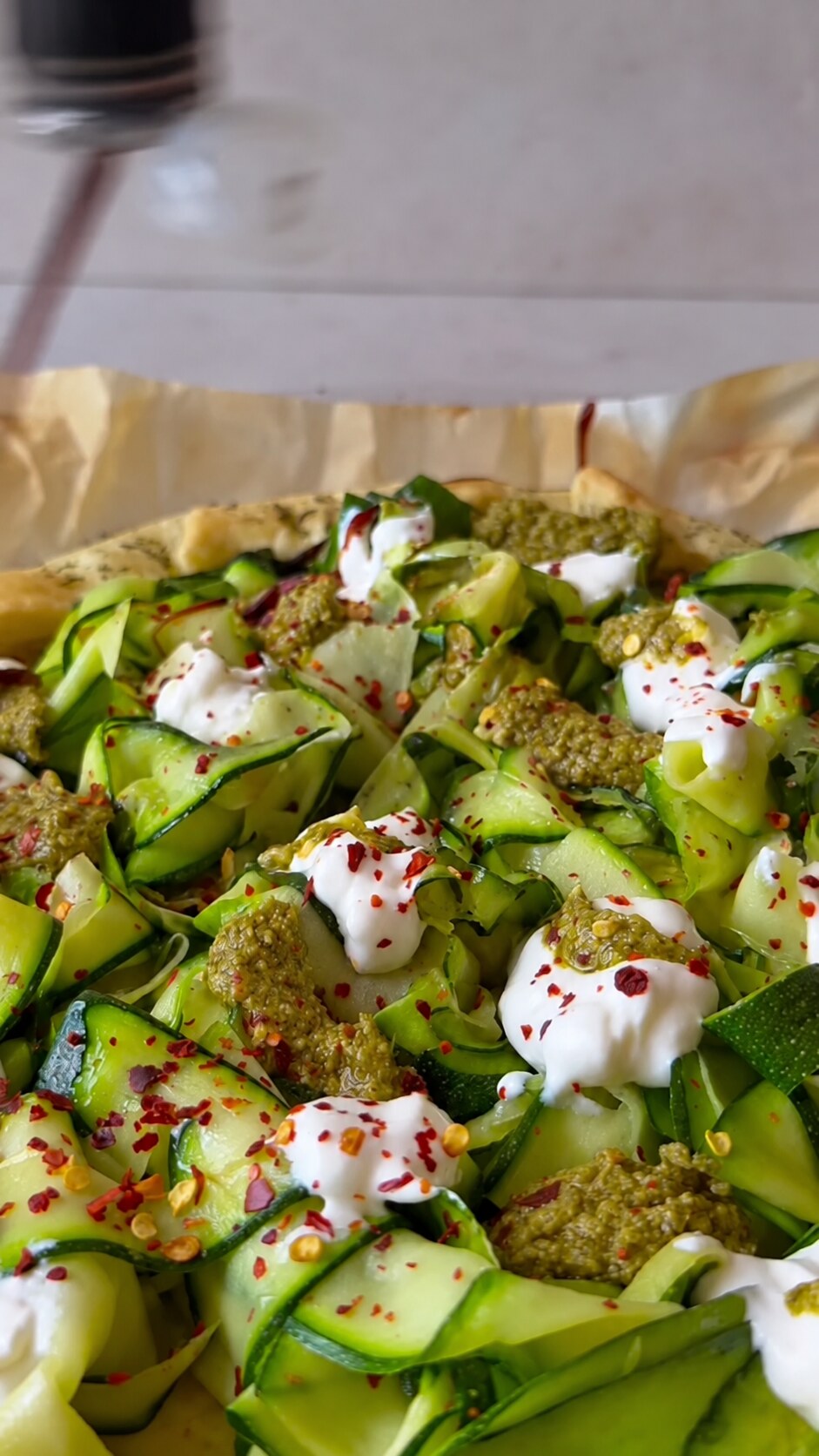 Tarte garnie de rubans de courgette, de ricotta et de pesto vert