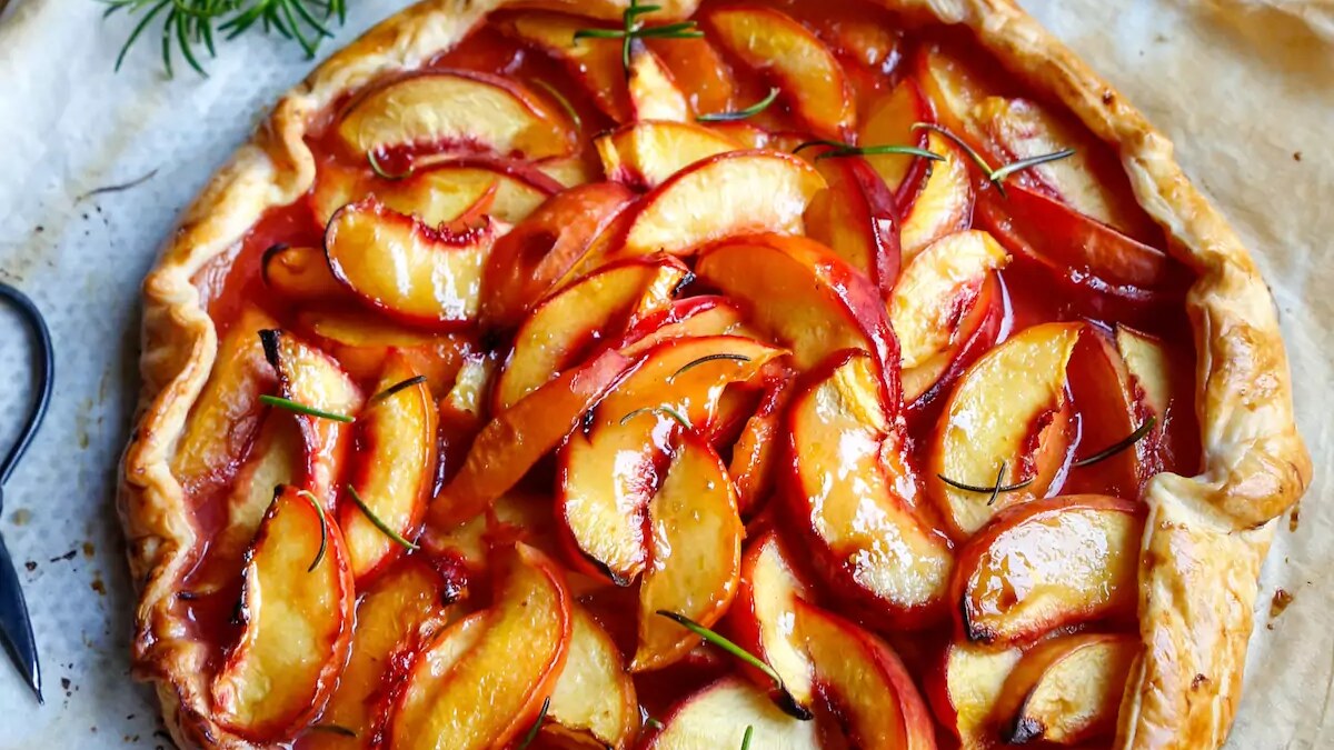 Tarte garnie de nectarines rôties, au citron vert et au romarin